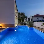 Vikendica Ines With Pool By The *