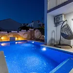 Vikendica Ines With Pool By The Trogir
