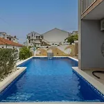 Ines With Pool By The Casa de Férias Trogir