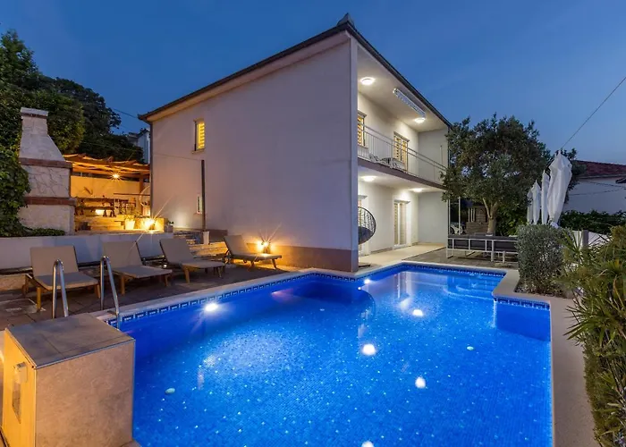Semesterbostad Ines With Pool By The