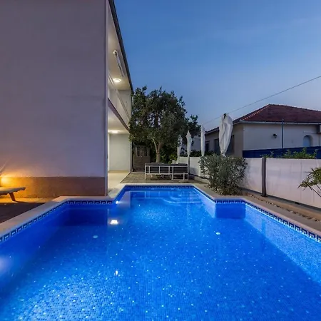בית נופש Ines With Pool By The *