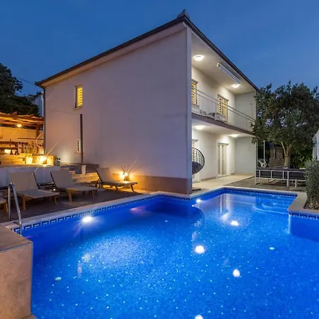 בית נופש Ines With Pool By The