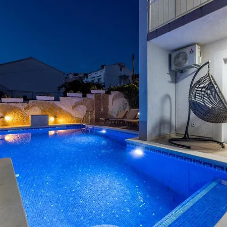 בית נופש Ines With Pool By The טרוגיר