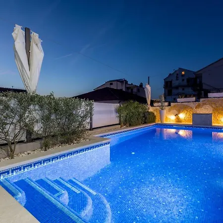 בית נופש Ines With Pool By The טרוגיר