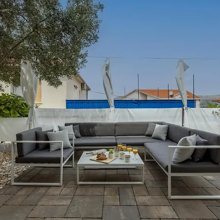 בית נופש Ines With Pool By The