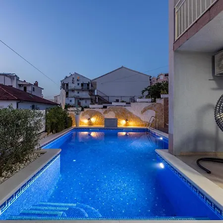 Ines With Pool By The בית נופש *