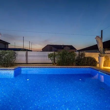 Ines With Pool By The בית נופש