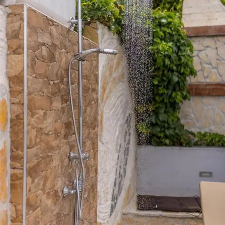 בית נופש Ines With Pool By The טרוגיר