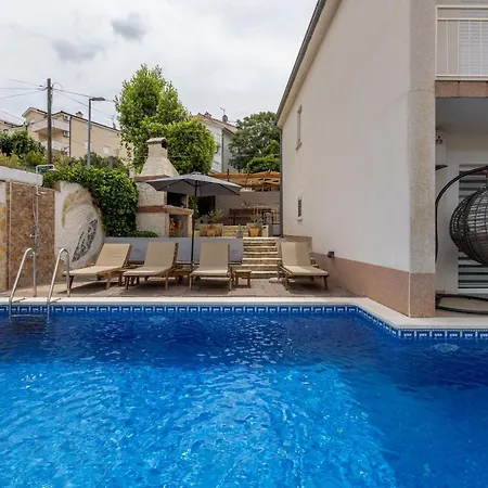 Ines With Pool By The טרוגיר
