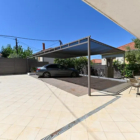 Ines With Pool By The בית נופש טרוגיר