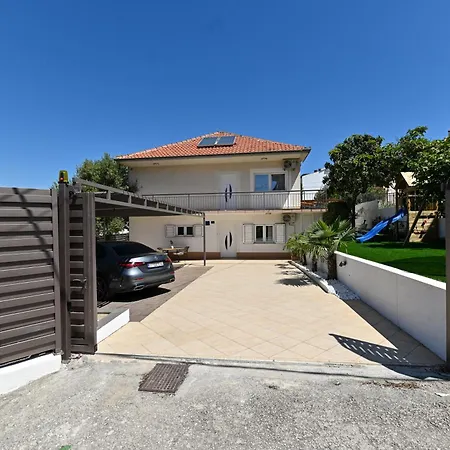 בית נופש Ines With Pool By The